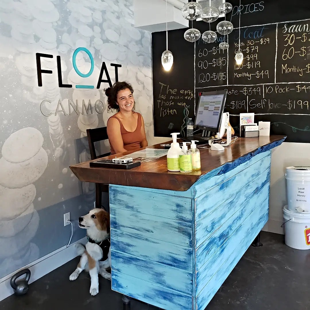 Misture e combine suas escolhas de flutuação, massagem e sauna infravermelha no Float Canmore - foto Debra Smith