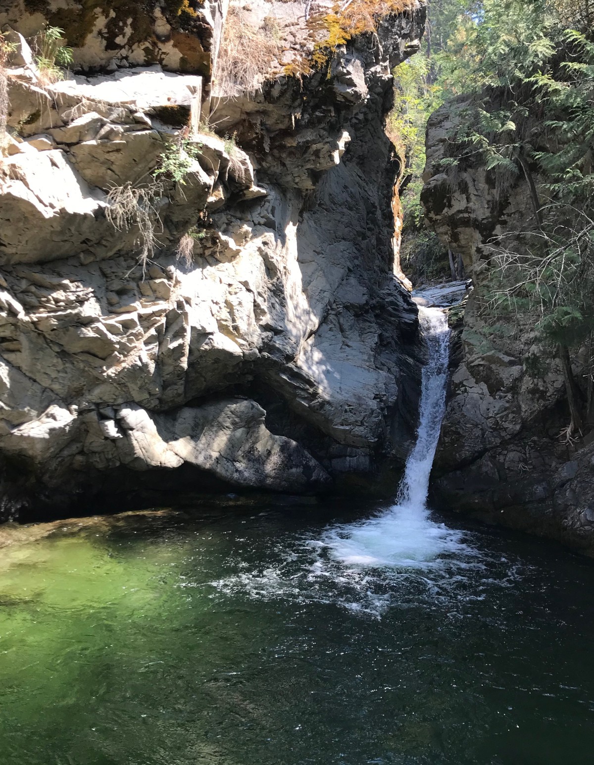 Секретные водопады в Западном Кутенейсе — водопад Кайюз — фото Энни Б. Смит