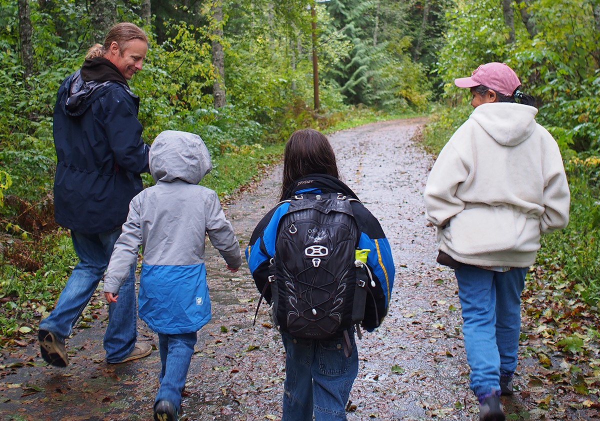 向 Lil'wat 和 Squamish 老师学习 - 与 Saopalaz 的谈话之旅。 照片安妮·B·史密斯