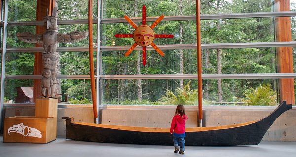 Aprendendo-de-Lilwat-e-Squamish-Teachers-The-West-Coast-carvings-are-beautiful.-Photo-Annie-B.-Smith.jpg