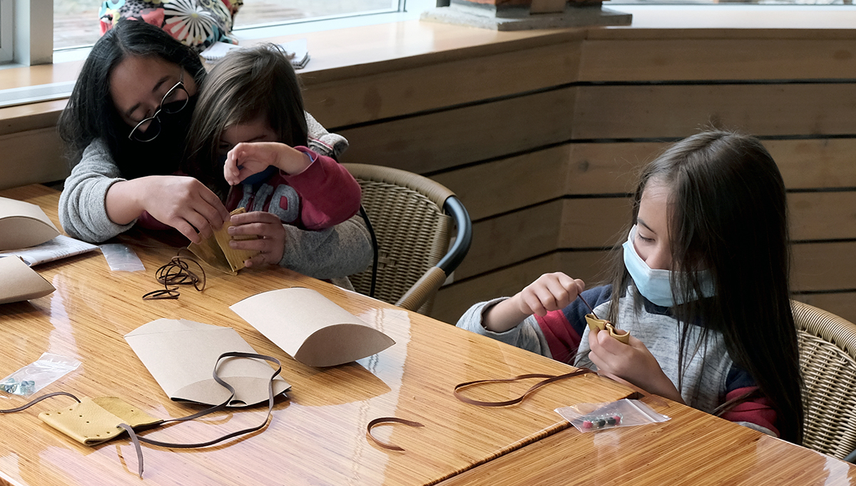 Aprendendo com os professores Lil'wat e Squamish - àFazendo bolsas de medicina tradicional. Foto Annie B. Smith