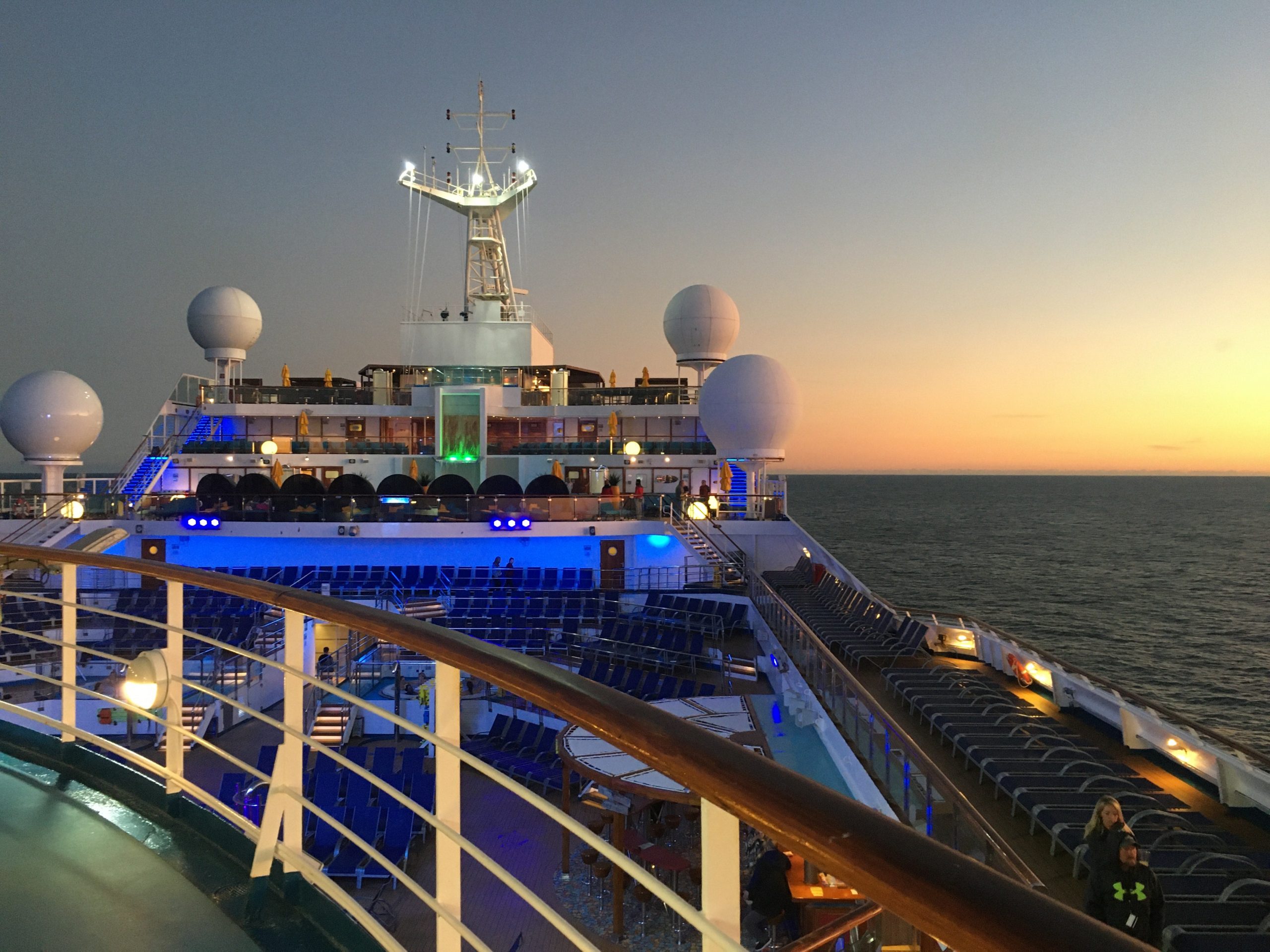 Kreuzfahrtschiff bei Sonnenuntergang Foto Liz Bruckner