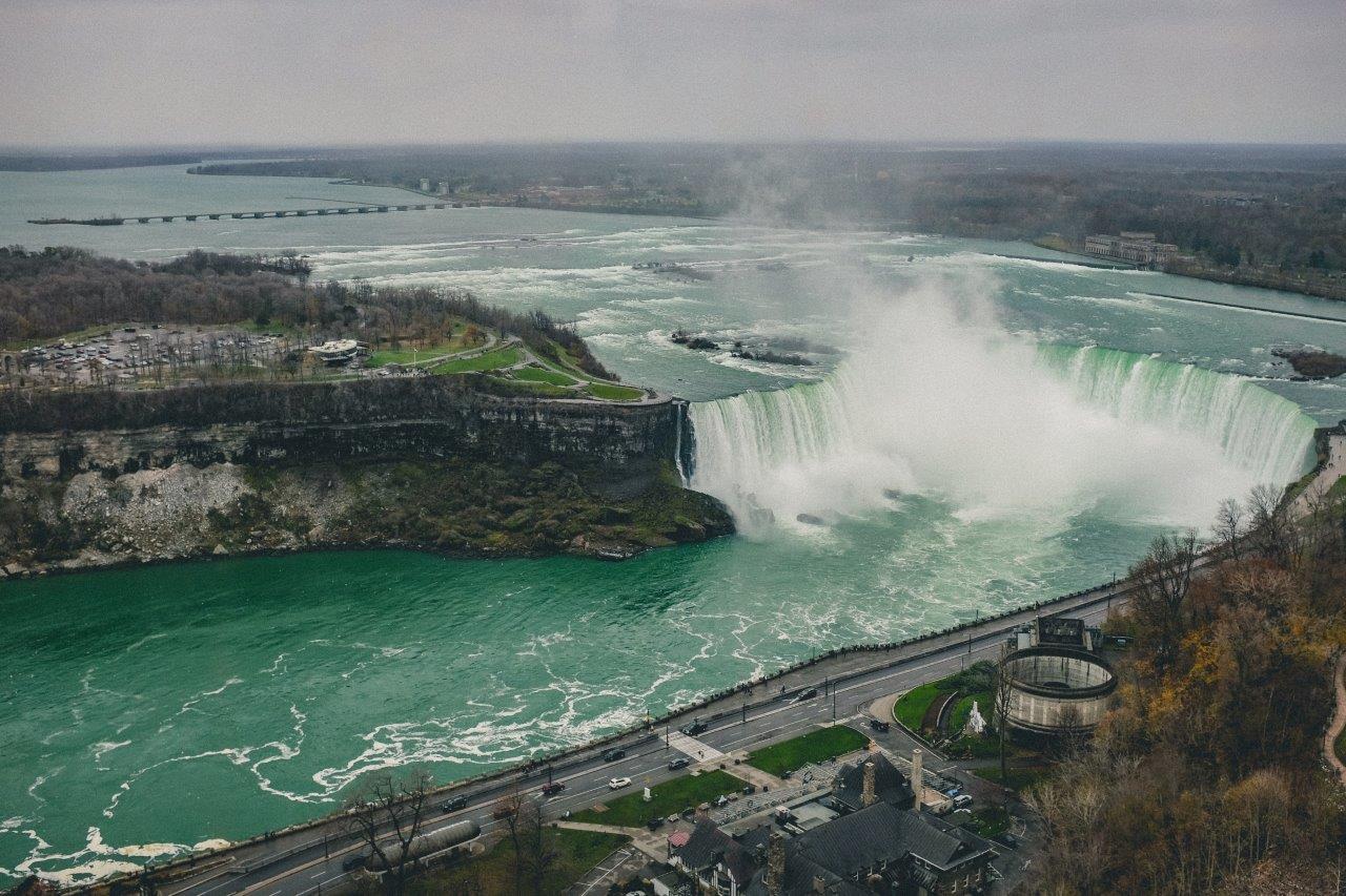 Cataratas del Niágara - Fotografía de la habitación del motel azul de crédito de las cataratas canadienses