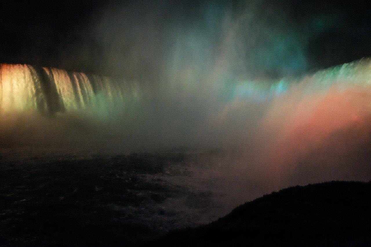 Ниагарский водопад - Ниагарский канадский водопад ночью_кредит Blue Motel Room Photography