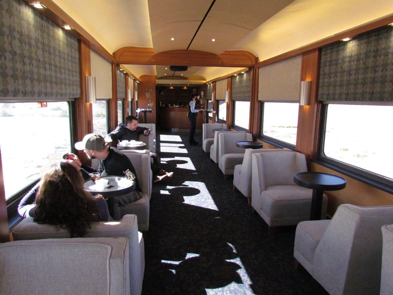 Rocky Mountaineer 上的装饰艺术风格酒吧车 - 照片 Debra Smith