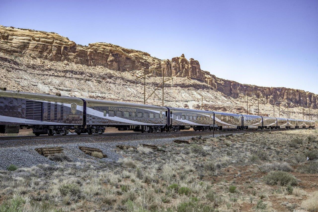 Moab 외부의 Book Cliffs - 사진 Rocky Mountaineer