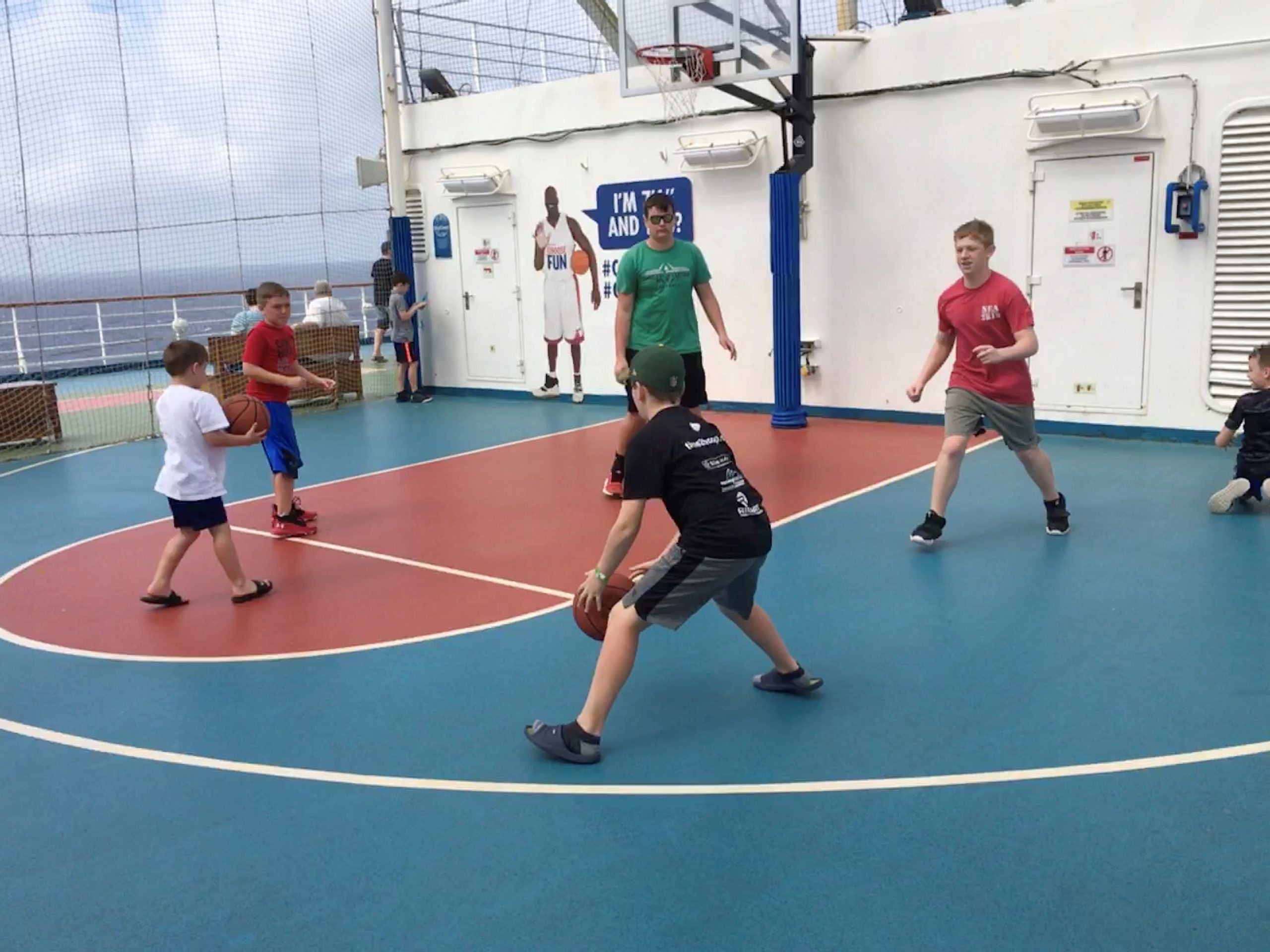 Basket-ball sur le pont supérieur. Photo Liz Bruckner