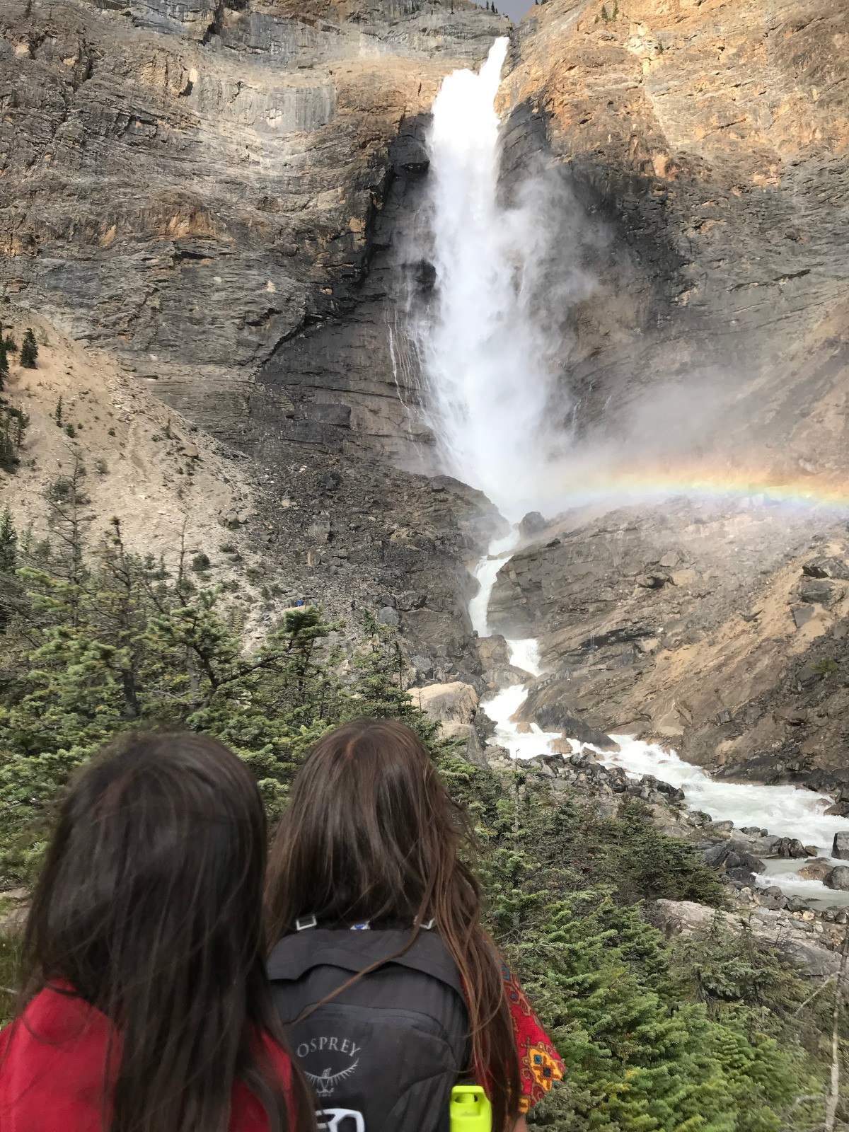 Takakkaw Falls, de “é magnífico” em Cree, é a segunda cachoeira mais alta do Canadá. Foto: Annie Smith