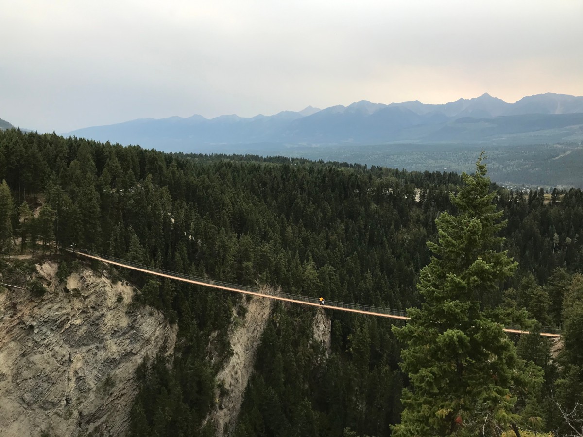金色天桥享有落基山脉和珀塞尔山脉的壮丽景色。 照片安妮史密斯