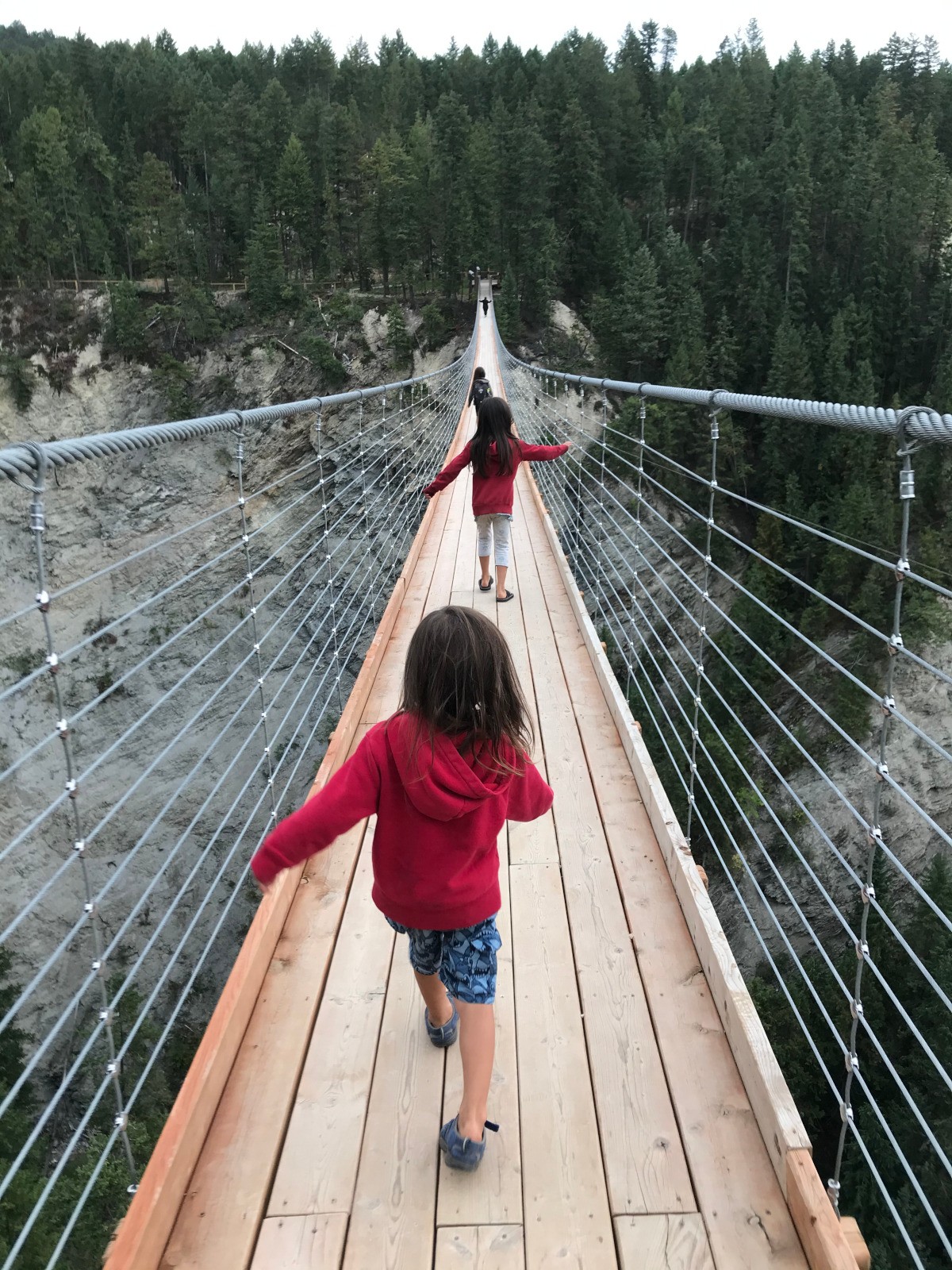 Los niños abren el camino a través del Golden Skybridge, el puente colgante más alto de Canadá. Foto Annie Smith (2)