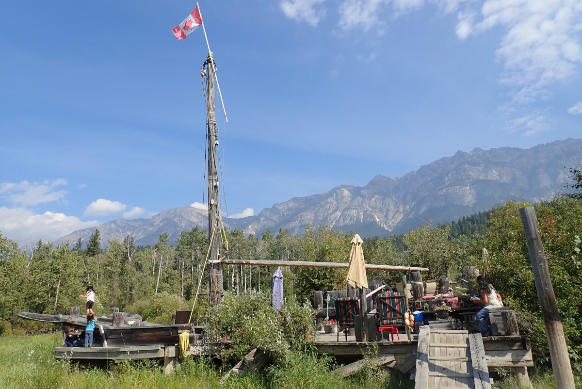 Le pont suspendu et la promenade du Columbia Wetlands Outpost vous amènent à un bateau pirate. Photo Jeremy Smith